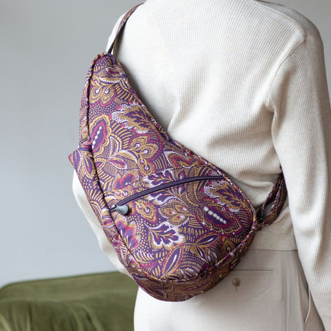 まるで持ち歩く絵画。植物モチーフをシックなカラーパターンに落とし込んだプリントシリーズ【ロココ】