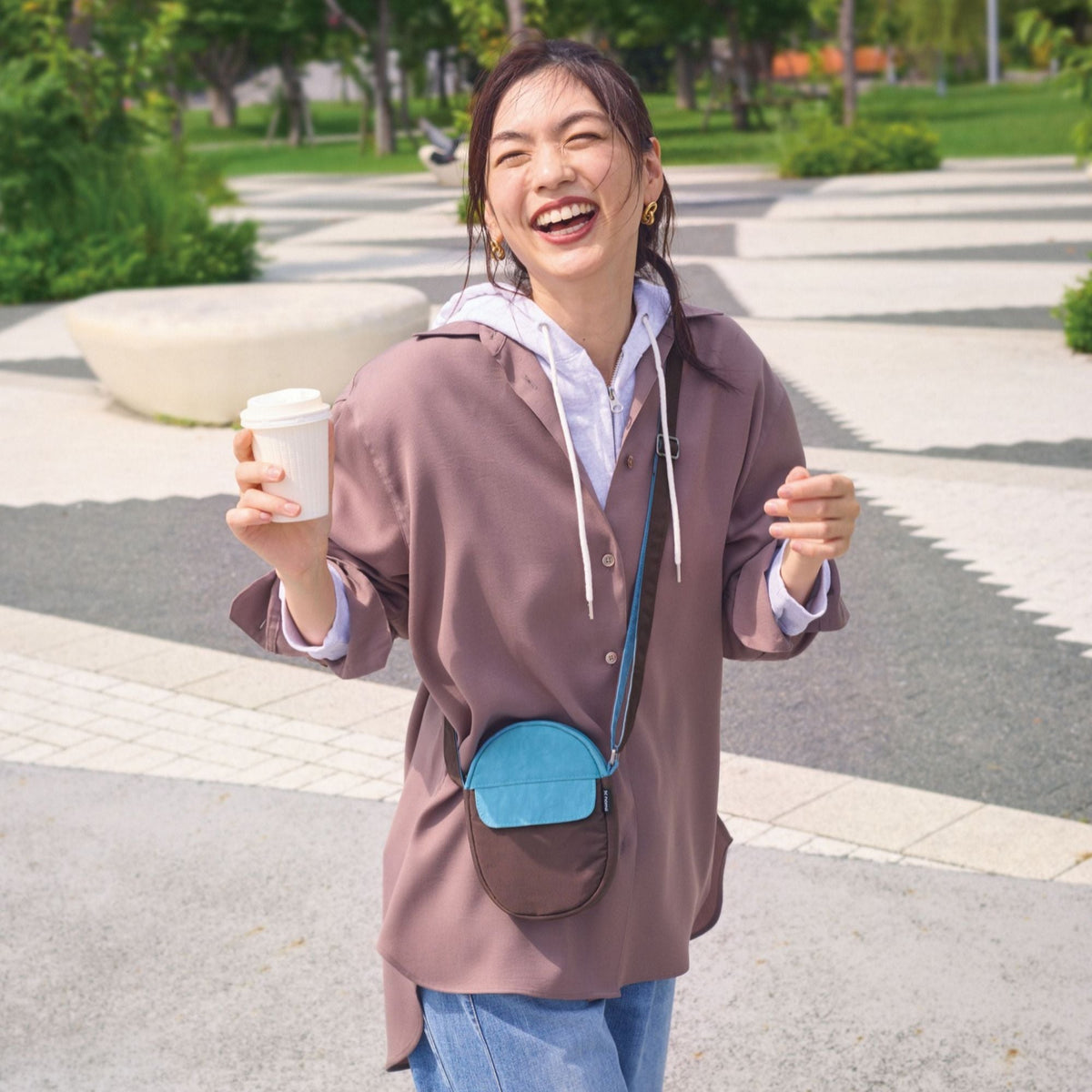 【秋冬にぴったりの新色登場】必要なものだけ、スマートに持ち歩ける 小さくても頼れる多機能ミニマルバッグ！