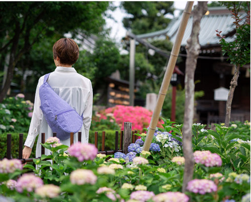 境内の紫陽花と紫のバッグ