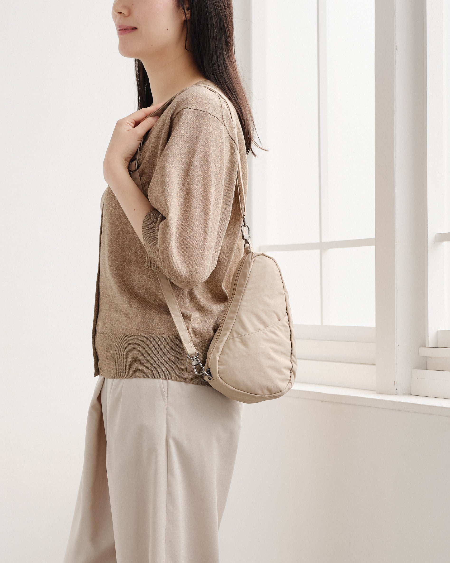 ヘルシーバックバッグ 《先行販売》テクスチャードナイロン バッグレット（ノミィ） サンドストーン 26AW 26AW 26AW NEW 26AW先行販売 26AW先行販売_在庫分 会員限定カート表示