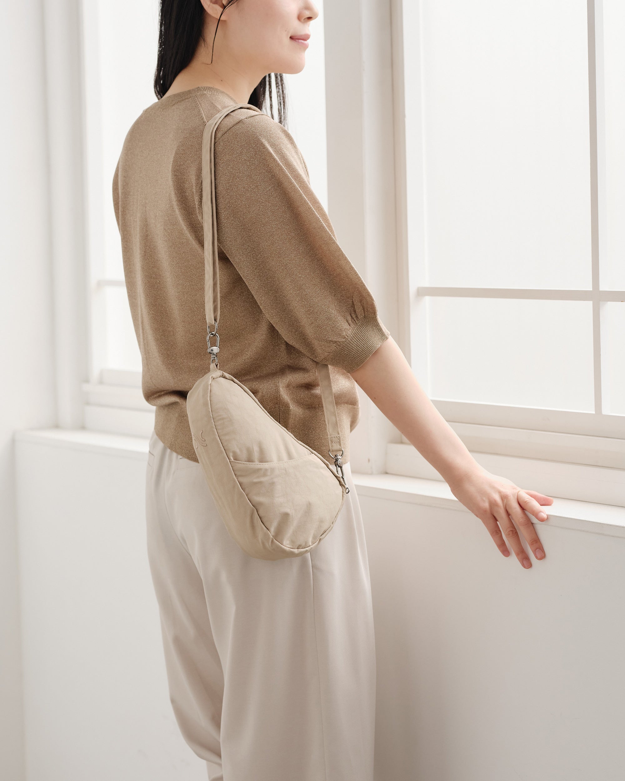 ヘルシーバックバッグ 《先行販売》テクスチャードナイロン バッグレット（ノミィ） サンドストーン 26AW 26AW 26AW NEW 26AW先行販売 26AW先行販売_在庫分 会員限定カート表示