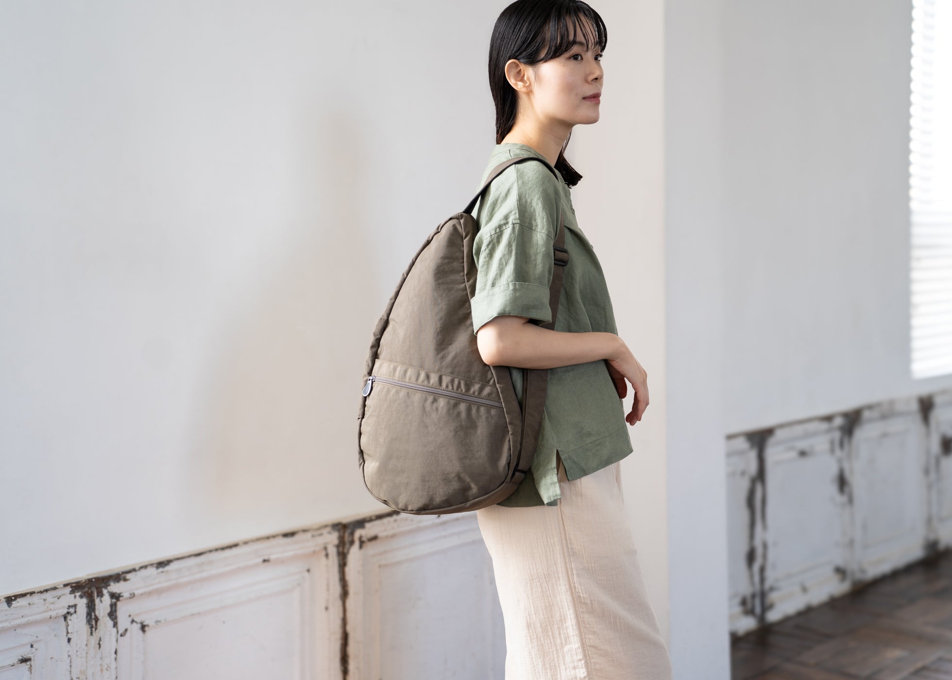 ヘルシーバックバッグ テクスチャードナイロン Mサイズ セサミ - 軽量