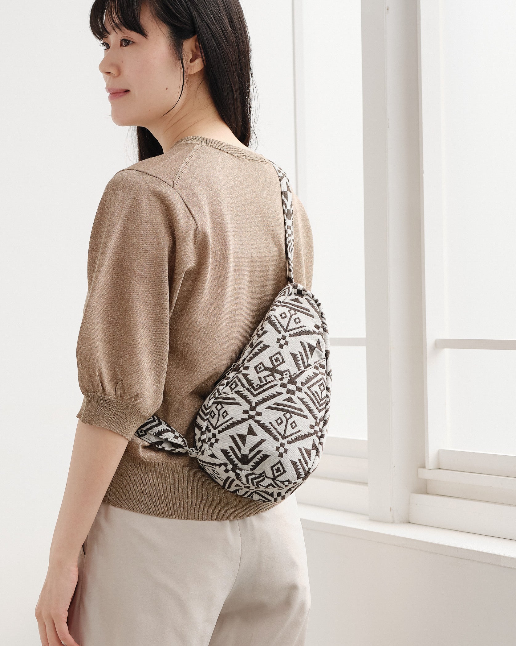 ヘルシーバックバッグ 《予約販売／8月25日出荷予定》フォークロア スリング（ノミィ） ブラウン 26AW 26AW 26AW NEW 26AW先行販売 26AW先行販売_予約分 会員限定カート表示