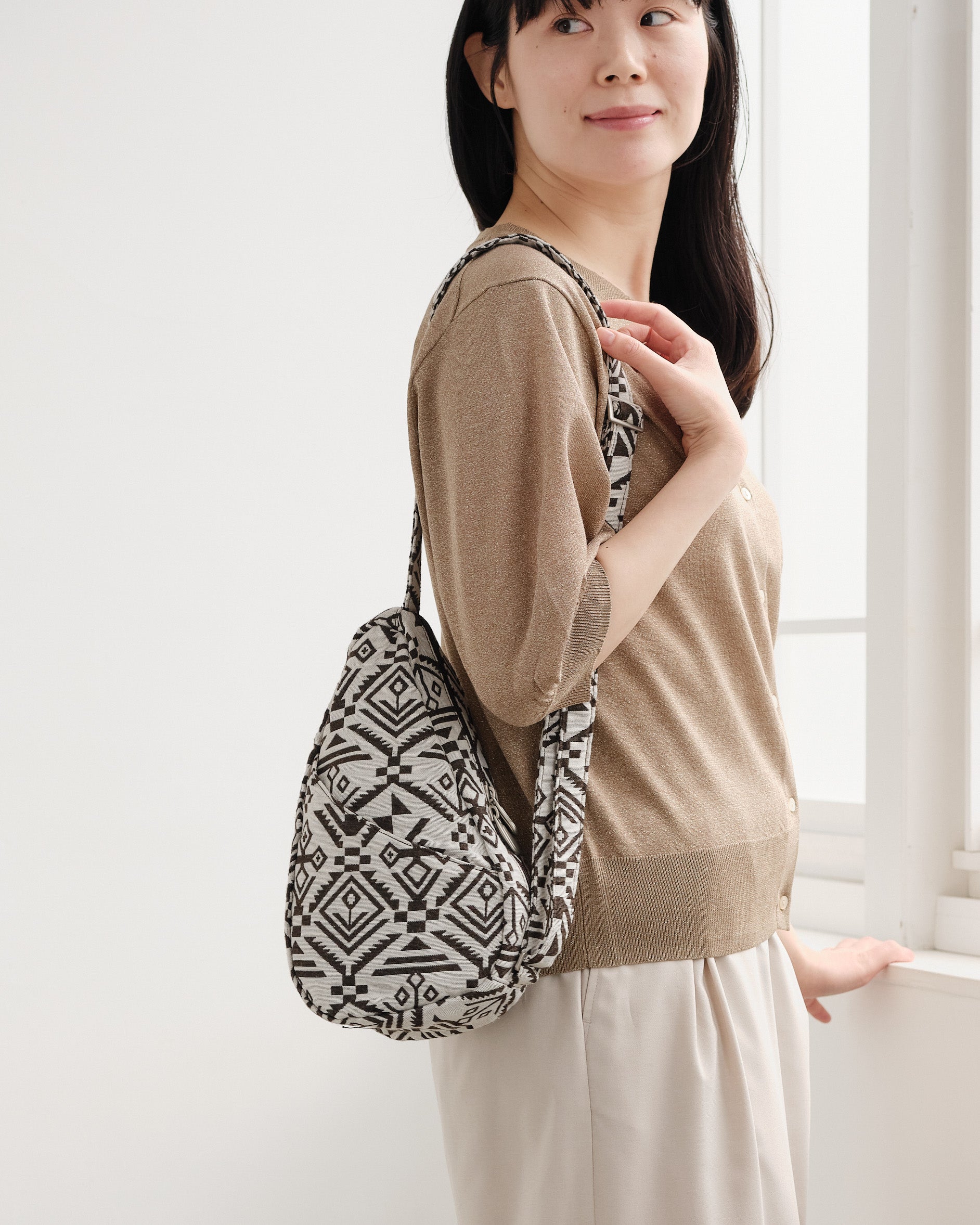 ヘルシーバックバッグ 《予約販売／8月25日出荷予定》フォークロア スリング（ノミィ） ブラウン 26AW 26AW 26AW NEW 26AW先行販売 26AW先行販売_予約分 会員限定カート表示