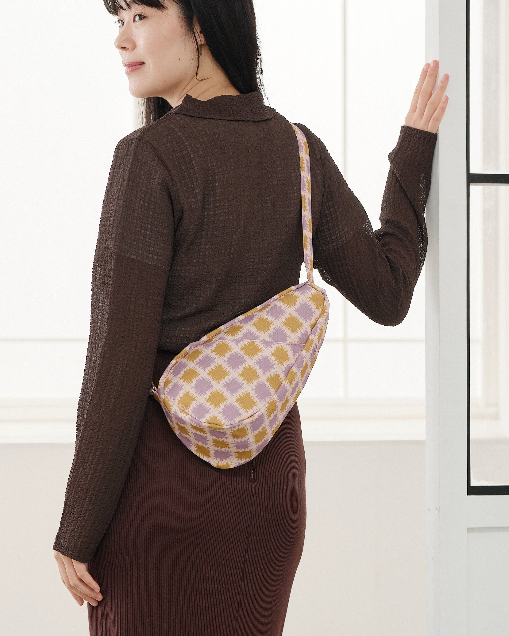 ヘルシーバックバッグ 《先行販売》プリント スリング（ノミィ） フリークエンシー グロー 26AW 26AW 26AW NEW 26AW先行販売 26AW先行販売_在庫分 会員限定カート表示