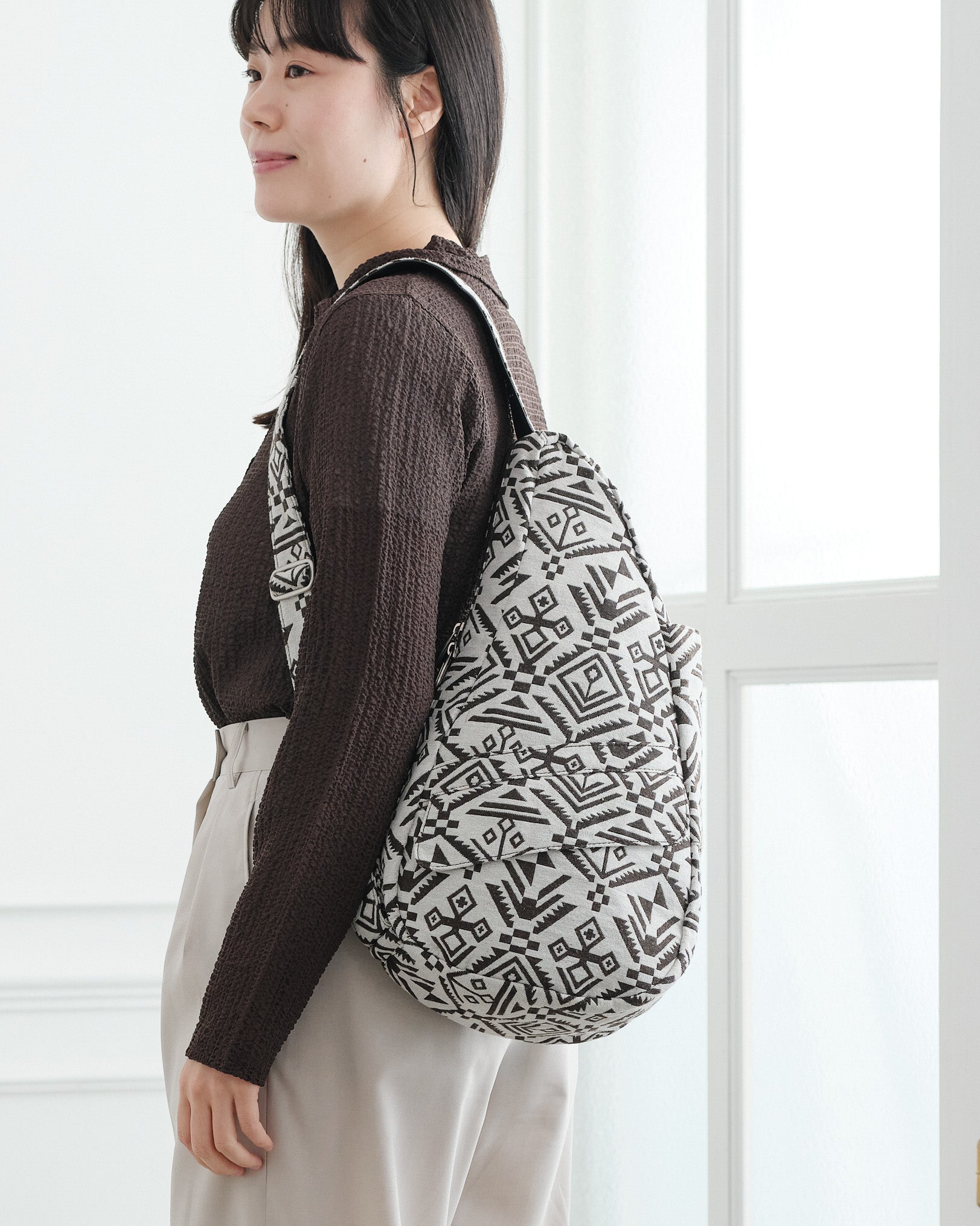 ヘルシーバックバッグ 《予約販売／8月25日出荷予定》フォークロア Sサイズ ブラウン 26AW 26AW 26AW NEW 26AW先行販売 26AW先行販売_予約分 ノベルティS以上_26AW先行販売 会員限定カート表示