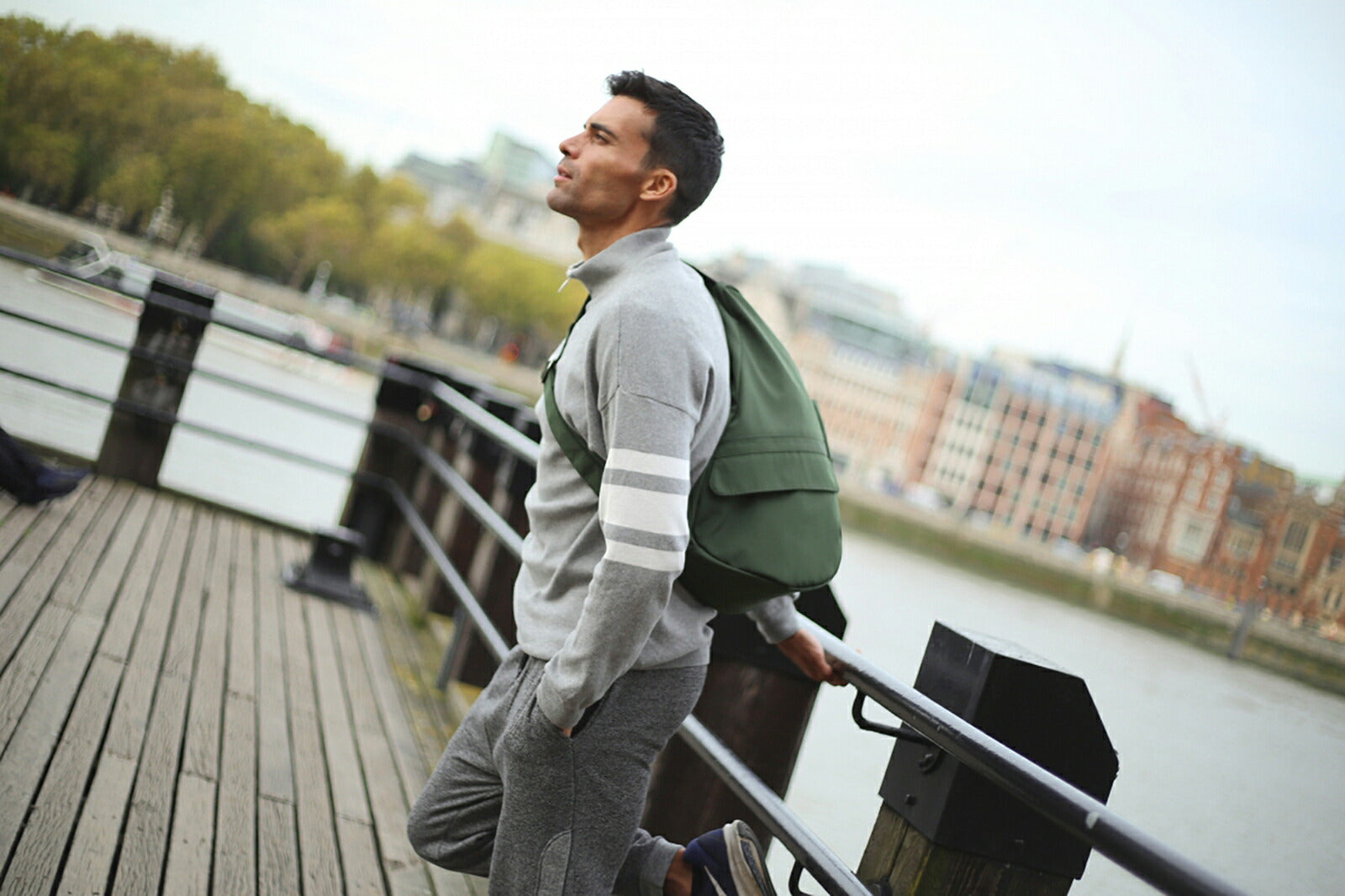 ヘルシーバックバッグ マイクロファイバー Mサイズ エバーグリーン eギフト対象 For Her For Him GREEN M size MICROFIBER Microfibre Evergreen Mサイズ クリアランス グリーン コアクラシック ショップチャンネル20240829 ポイント対象外 マイクロファイバーMサイズ 大容量ジッパーポケット付きMサイズ 男性人気